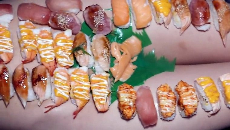 超直白在牧牧身上摆满了寿司。 翻摄自「超直白Chaozhibai」YouTube