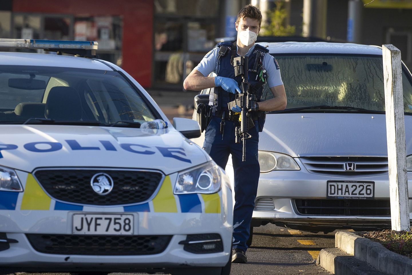 图为2021年9月4日，新西兰奥克兰有持枪警察于一间超级市场外面戒备。（AP）