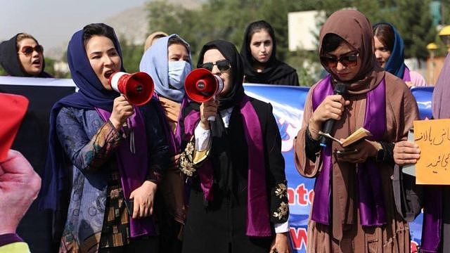 参与示威的女性约有几十名女性，她们称，当她们试图从一座桥走向总统府时，塔利班用催泪瓦斯和胡椒喷雾驱散他们。