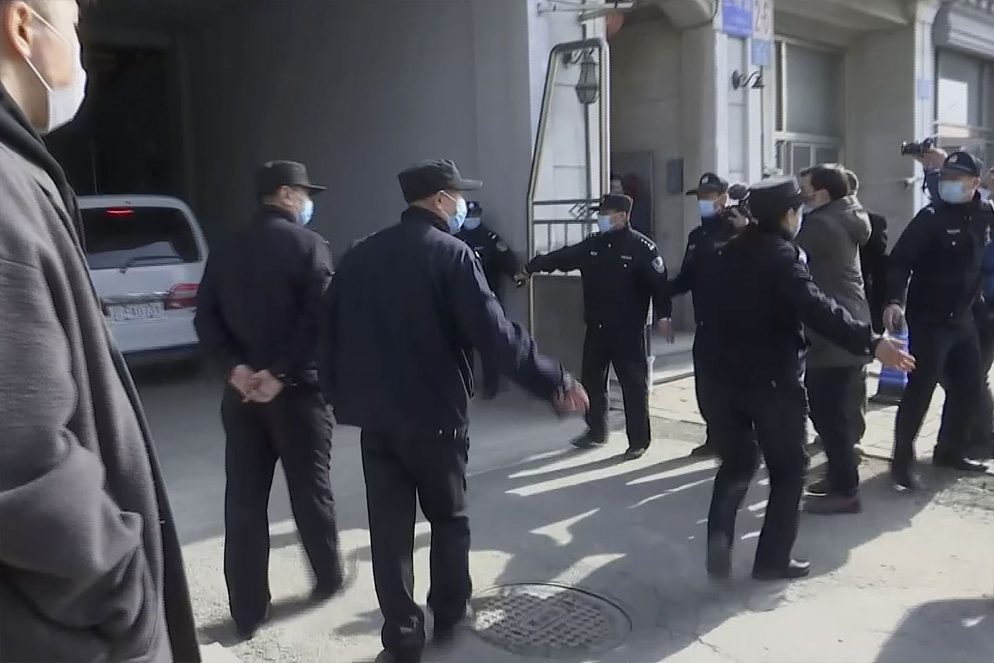 2021年3月19日，中国辽宁省丹东市，一辆警车抵达法院大楼。（AP）