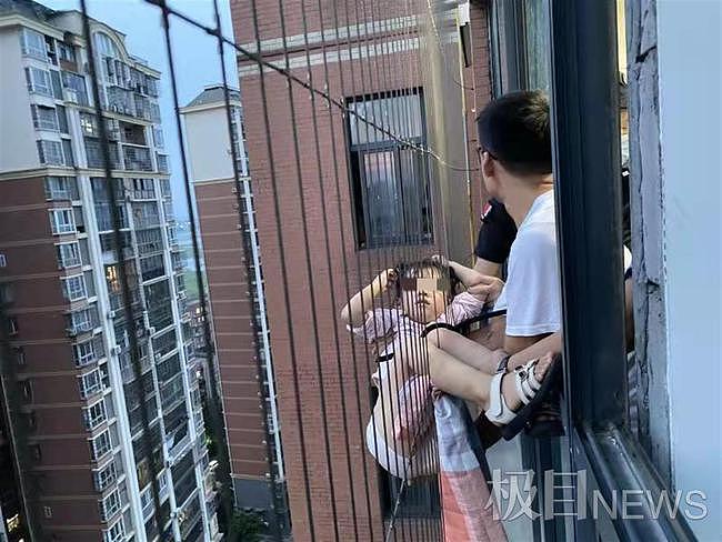 4岁女童从20楼家攀爬到18楼窗外，一众好心人隔窗托住（组图） - 1