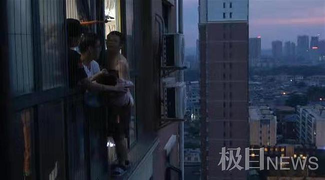 4岁女童从20楼家攀爬到18楼窗外，一众好心人隔窗托住（组图） - 2