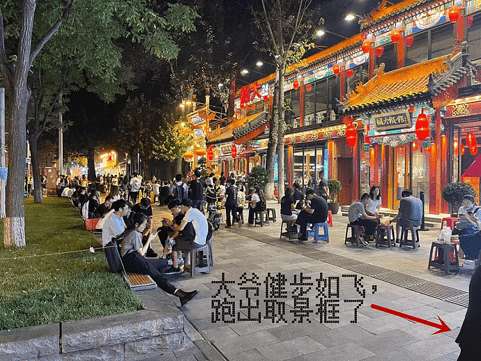 在北京最火的餐厅排队，我看到警察抓黄牛，情侣要分手（组图） - 11