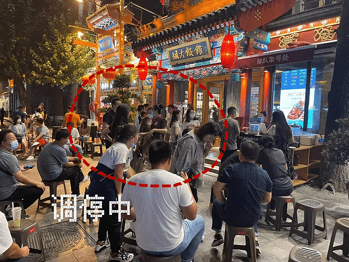 在北京最火的餐厅排队，我看到警察抓黄牛，情侣要分手（组图） - 13