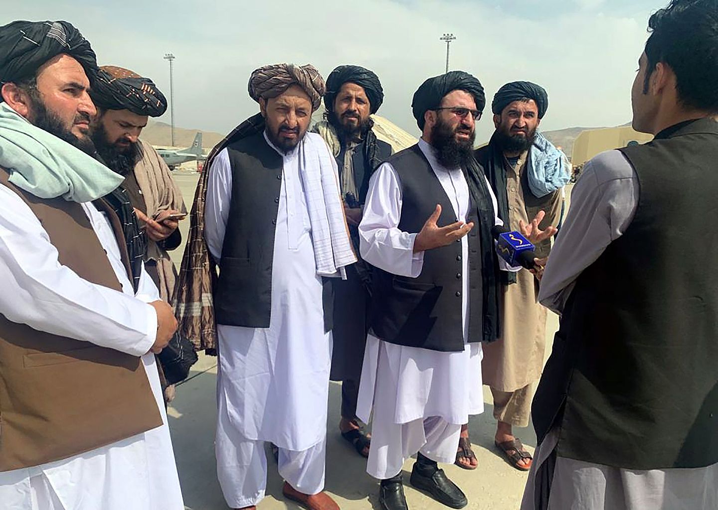 2021年8月31日，美国从阿富汗撤军后，塔利班官员在喀布尔机场接受记者采访。（AP）