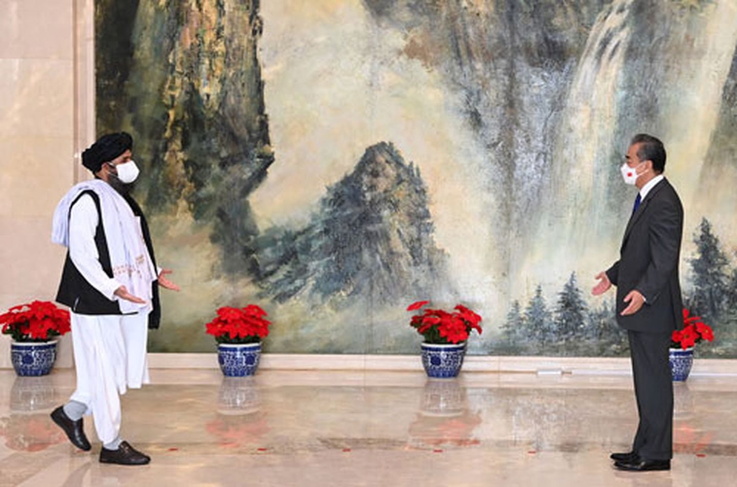2021年7月28日，中国外长王毅在天津会见阿富汗塔利班政治委员会负责人巴拉达尔（Mullah Abdul Ghani Baradar）。（中国外交部官网）
