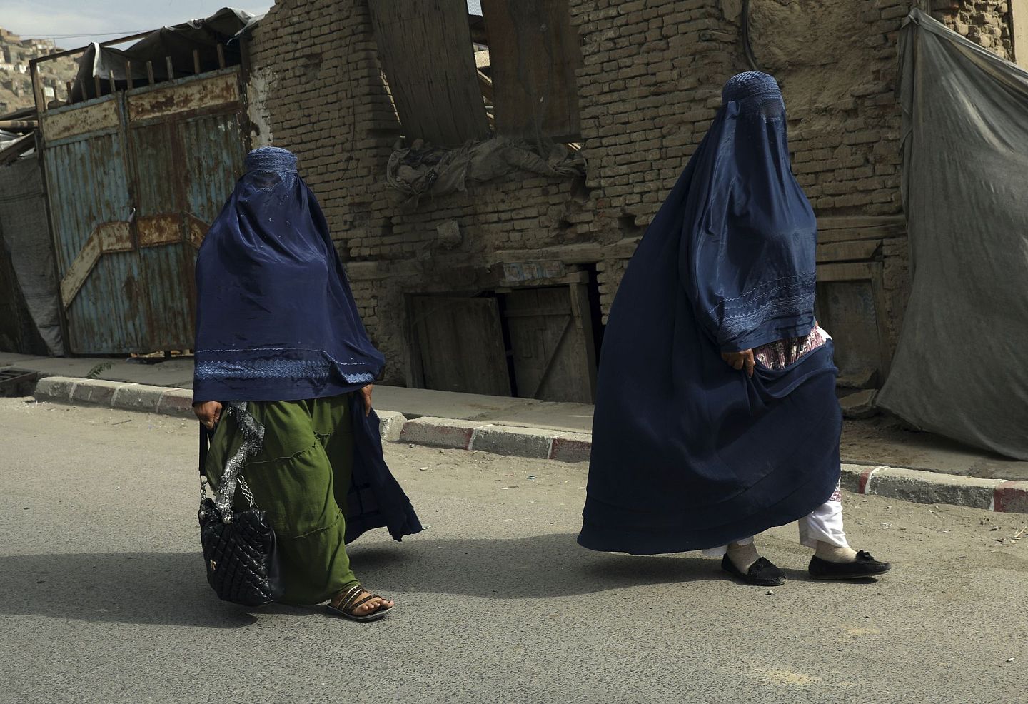 2021年8月22日，在阿富汗首都喀布尔，身穿罩袍的阿富汗妇女走在街上。（AP）