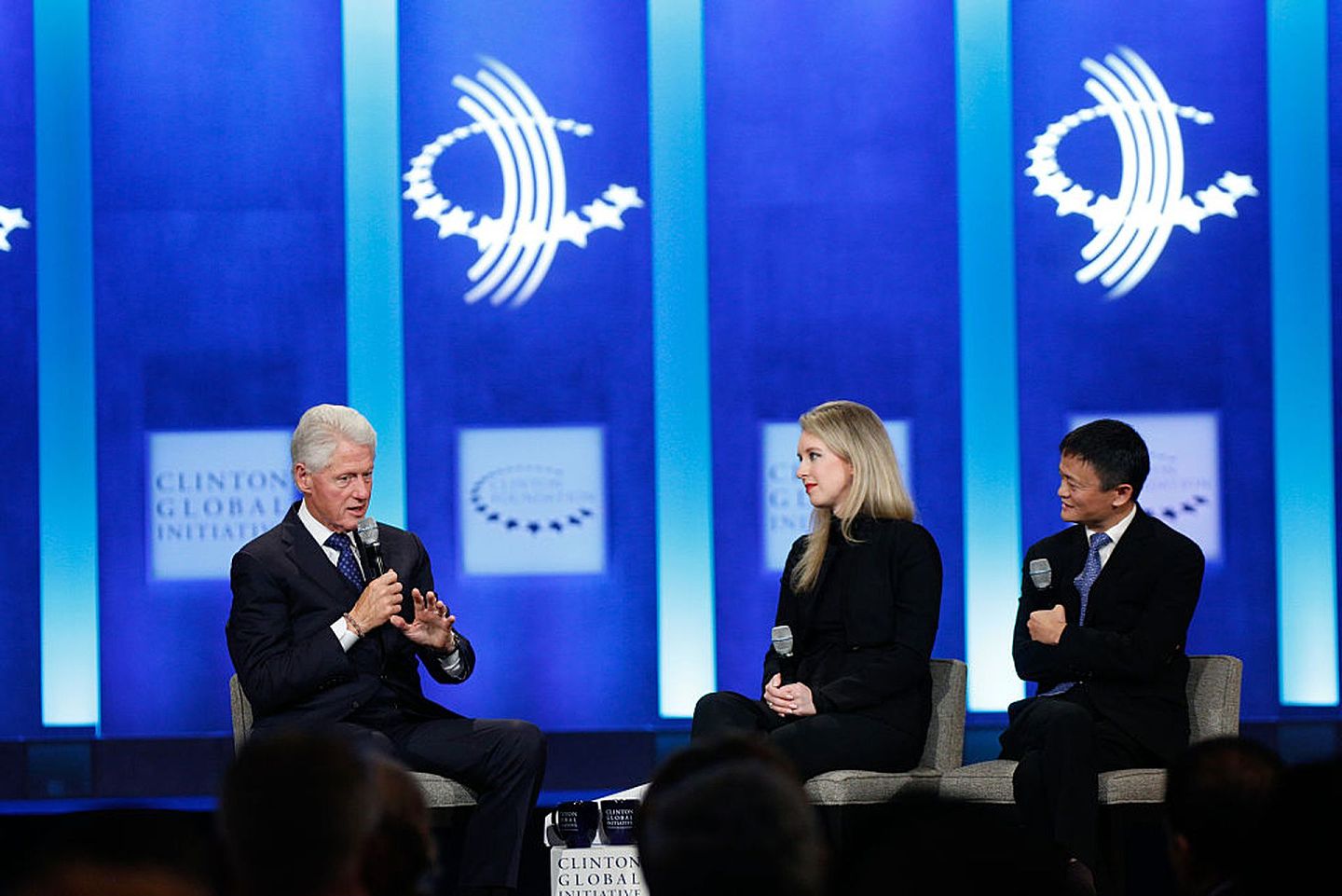 霍姆斯（中）2015年参加前总统克林顿（左）举办的论坛时与马云（右）同台。（Getty）