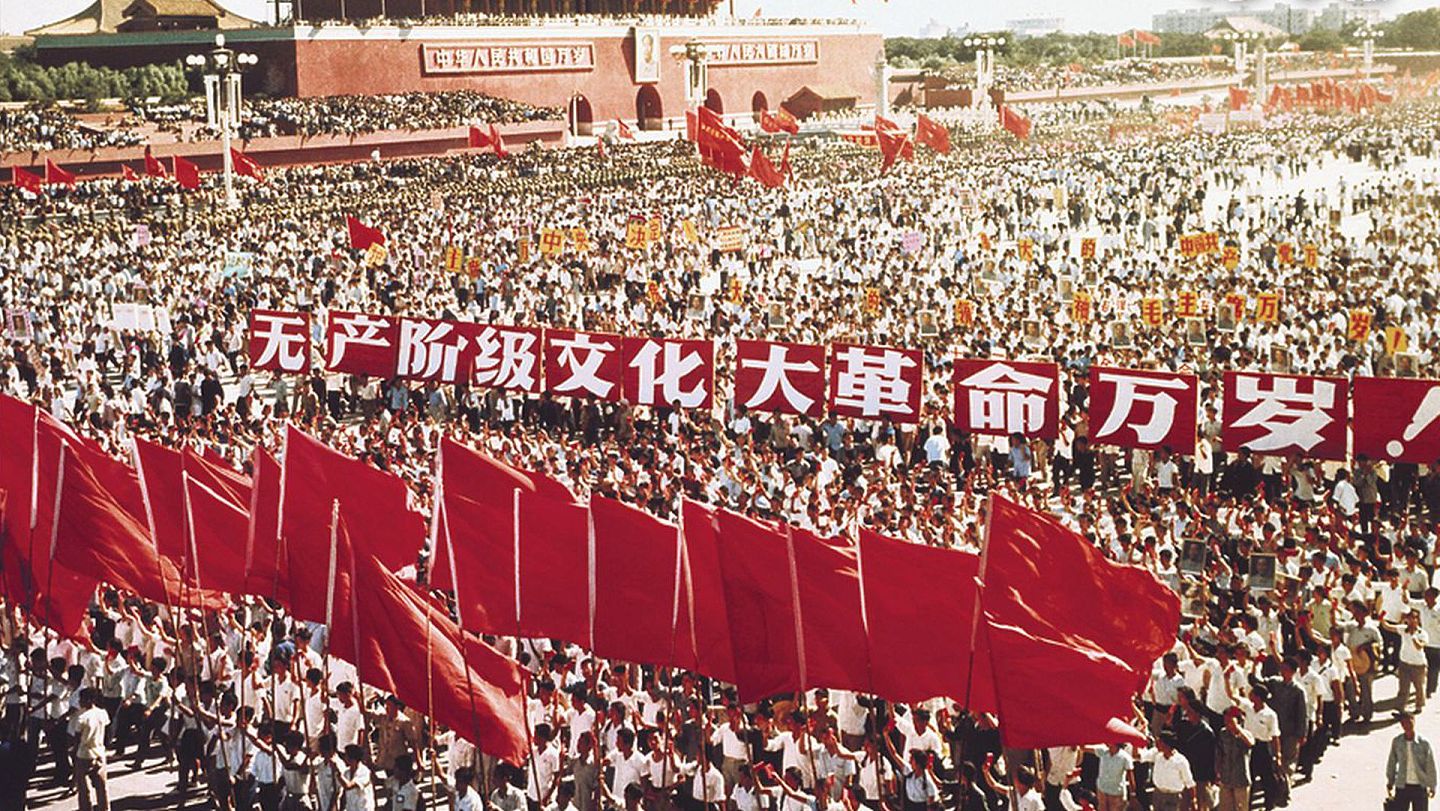 文化大革命期间红卫兵游行。（HK01）