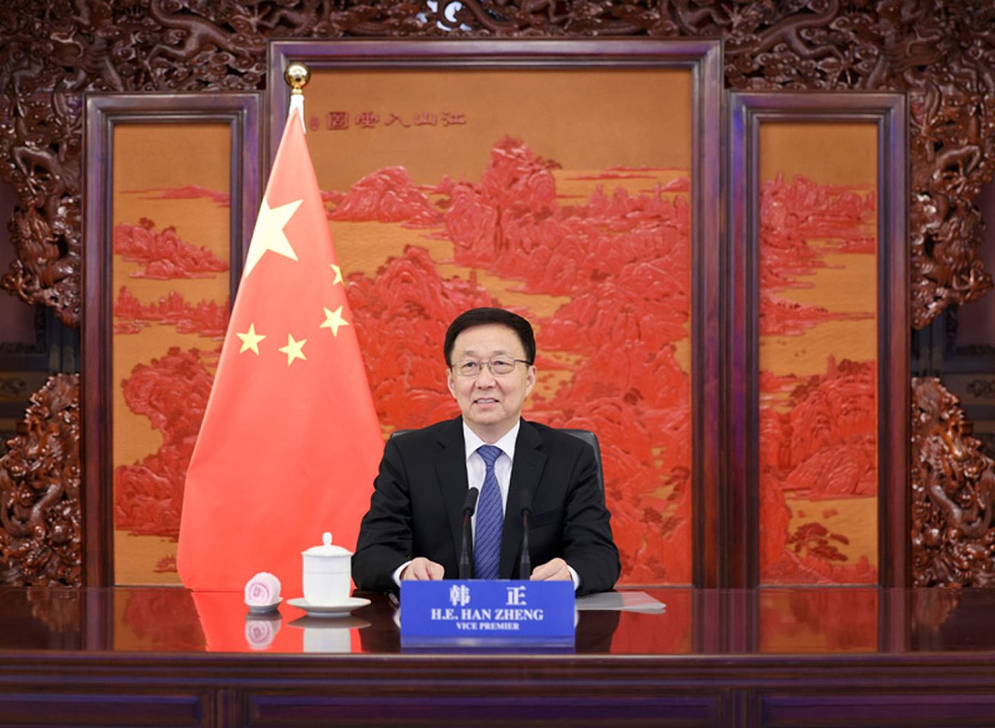 2021年9月2日，中共中央政治局常委、国务院副总理韩正在北京通过视频方式会见当时在天津访问的美国总统气候问题特使克里。（新华社）