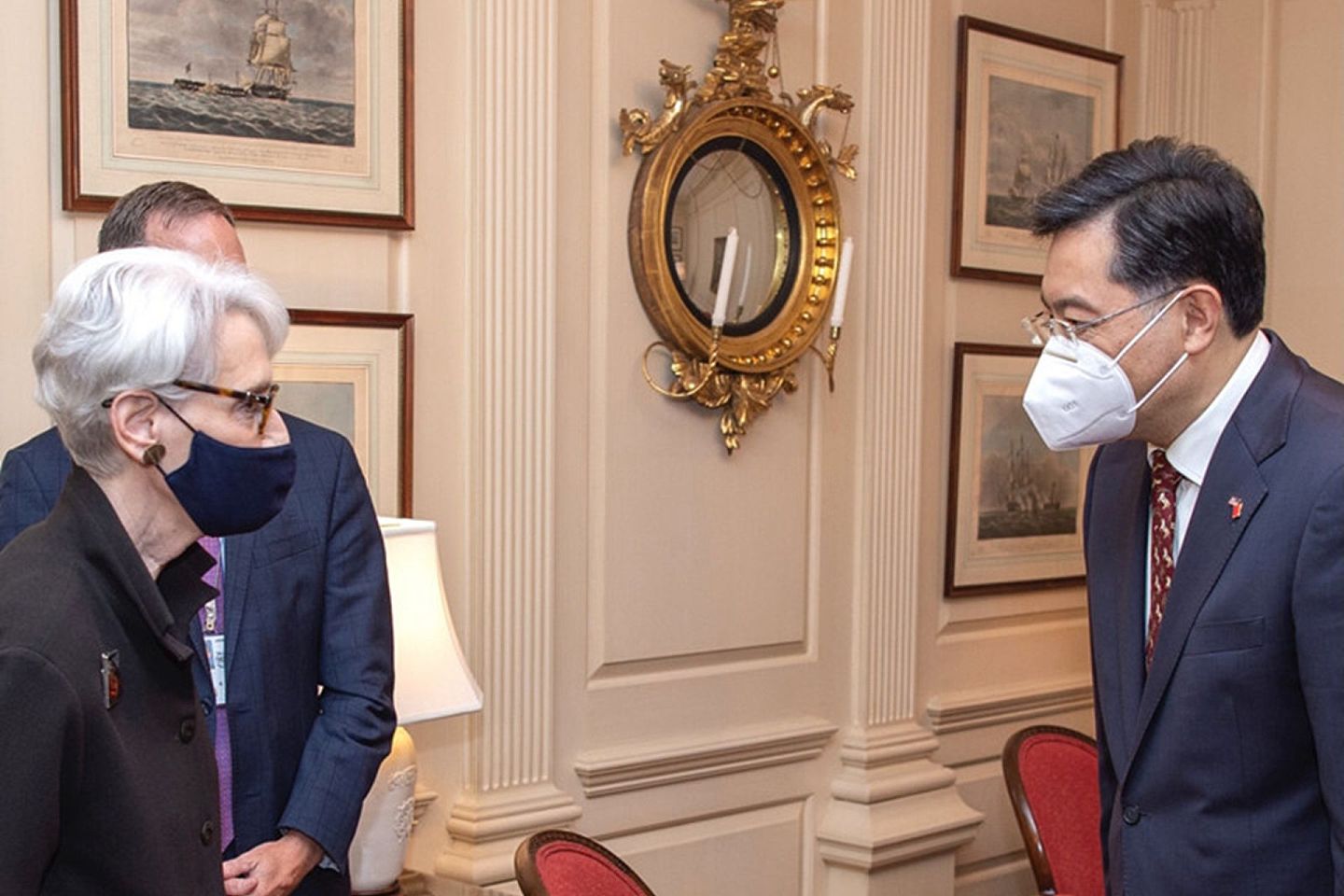 8月12日，中国驻美国大使秦刚在美国国务院与美国常务副国务卿舍曼会晤。（中国驻美大使馆官网）