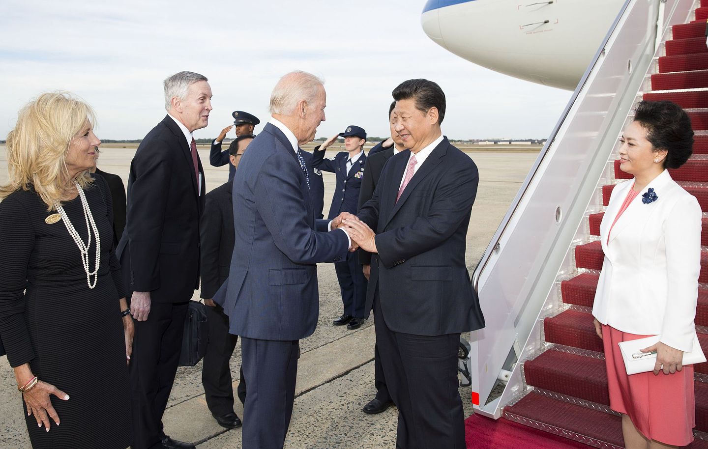 2015年9月24日，中国国家主席习近平乘专机抵达美国首都华盛顿，对美国进行国事访问。美国时任副总统拜登和夫人专程来到机场迎接。（新华社）