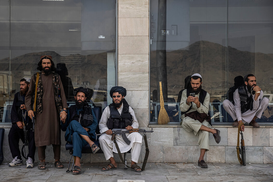 美军撤离阿富汗喀布尔后，塔利班武装分子在机场候机楼外。