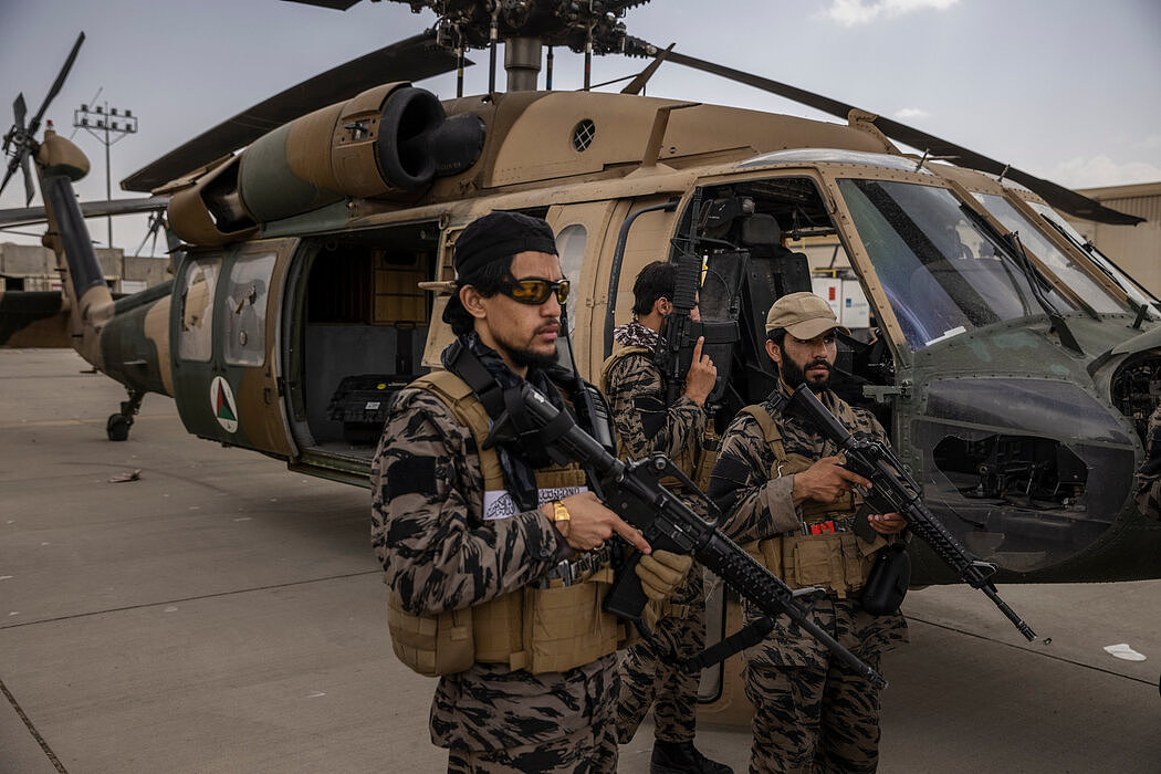 塔利班武装分子周二在阿富汗喀布尔机场。美国的撤军清楚地表明，拜登认为，让更多美国人冒着生命危险不再符合美国的国家利益。