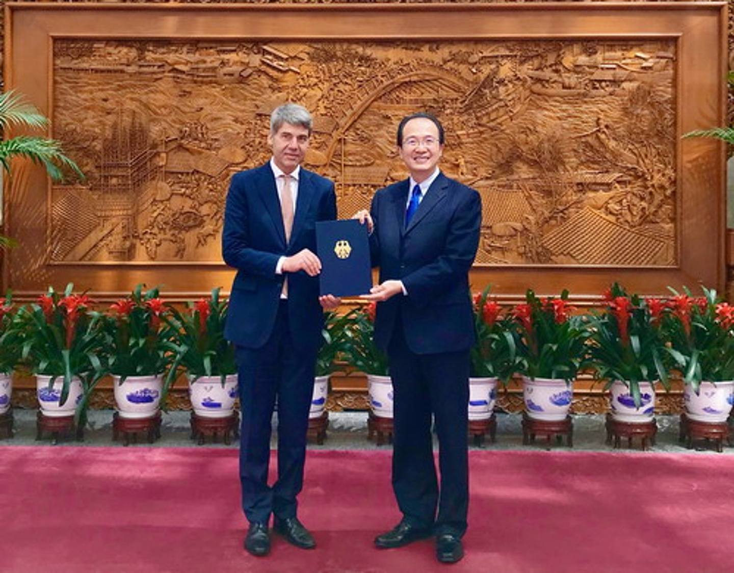 2021年8月24日，中国外交部礼宾司司长洪磊（右）接受了德国新任驻华大使贺岩（左）递交的国书副本。 （中国外交部）