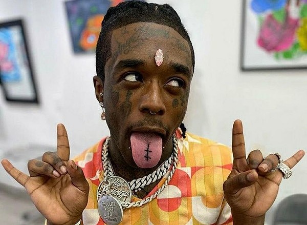 ▲▼26岁美国饶舌歌手Lil Uzi Vert额头镶了巨大粉钻，结果惨遭粉丝硬生生拔除。 （图／翻摄自推特）