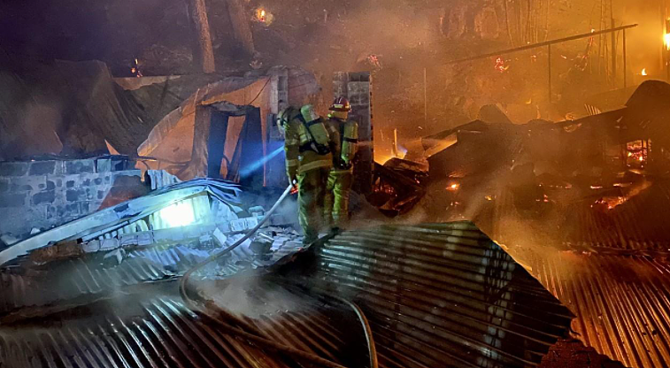 新州知名滨海餐厅被彻底烧毁，50多名消防员赶抵现场参与救援（组图） - 2