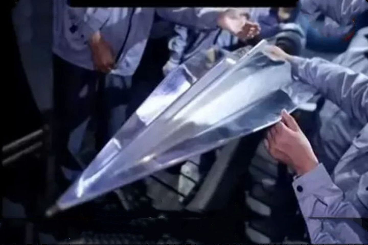 中国纪录片曝光的疑似高超音速导弹滑翔体。（中国央视截图）