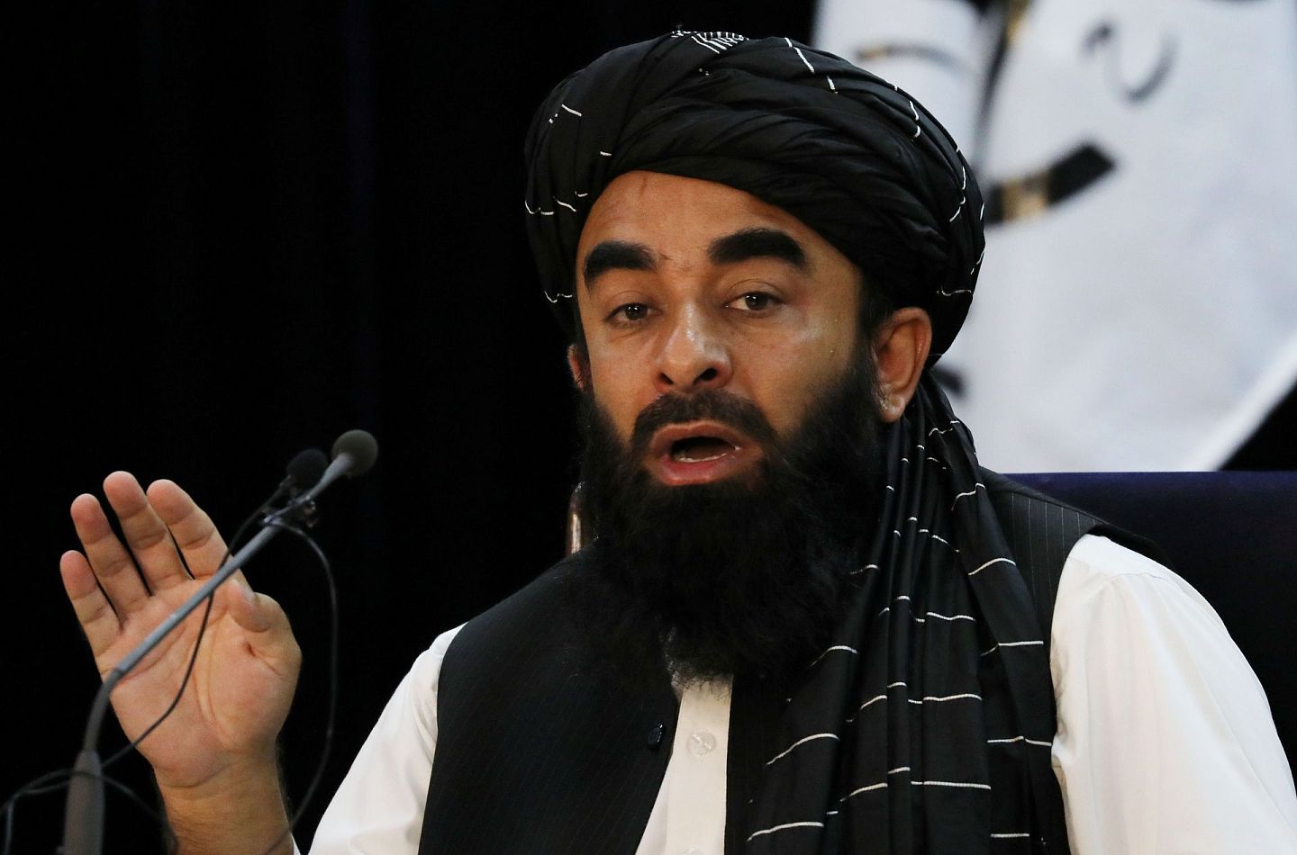 图为9月6日喀布尔，阿富汗塔利班发言人穆贾希德，就新政府的组成发表讲话。（Reuters）