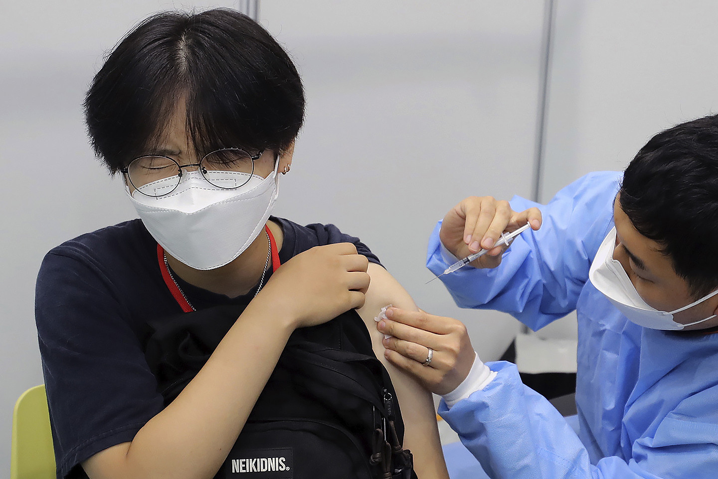 ▲▼南韩一名高中生接种第1剂辉瑞疫苗。 （图／达志影像／美联社）