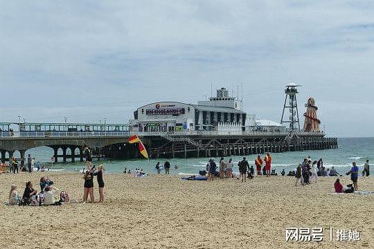 奇闻！15岁女孩在挤满游客的海中遭人强奸，事后索要电话被赶走（组图） - 5