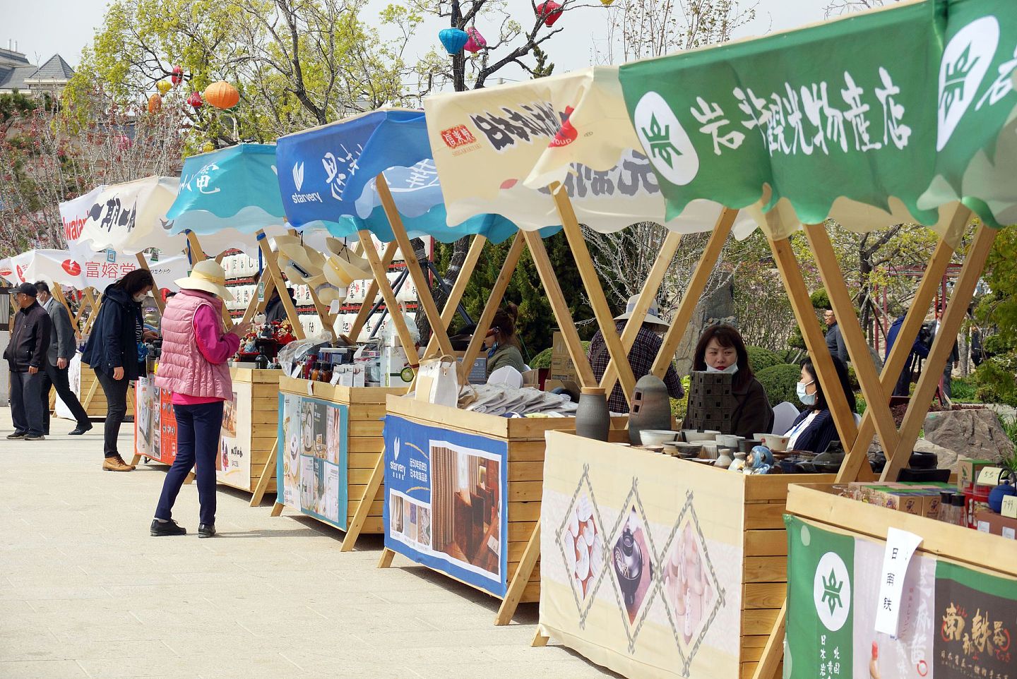 2021年4月29日，盛唐小京都大型赏春体验游“春之宴”主题活动上，商家摆摊售卖。（视觉中国）
