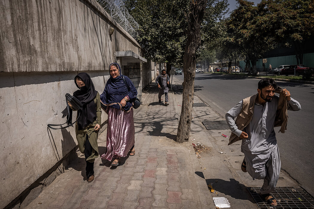 周二，塔利班武装力量在喀布尔驱散抗议现场后，人们逃离现场。