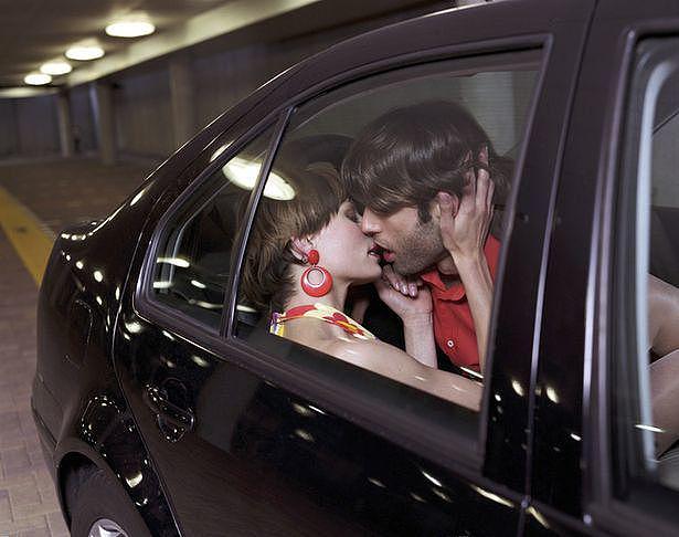 妻子和同事在车后座激情啪啪，丈夫甘戴绿帽当司机：为了增添性趣（组图） - 1