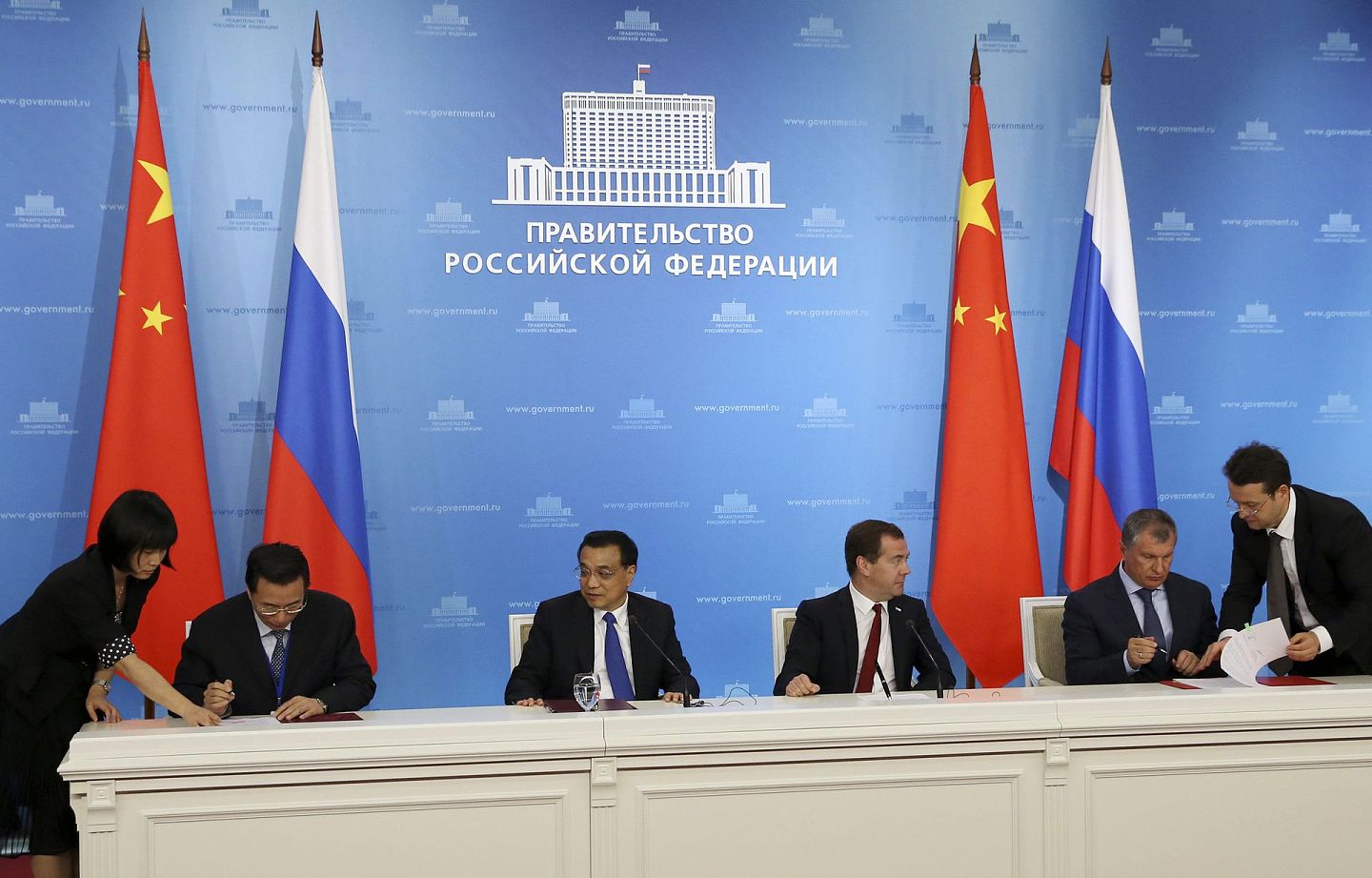 2014年10月13日，中国国务院总理李克强与俄罗斯总理梅德韦杰夫，中国石油天然气集团公司副董事长汪东进（左一），俄罗斯国营石油公司(Rosneft)集团主席伊戈尔谢钦(Igor Sechin，右一)出席签约仪式。俄罗斯国家石油公司(Rosneft)同意与中石油进行深化战略合作,包括液化天然气(LNG)项目等。（来源：路透社/俄新社）