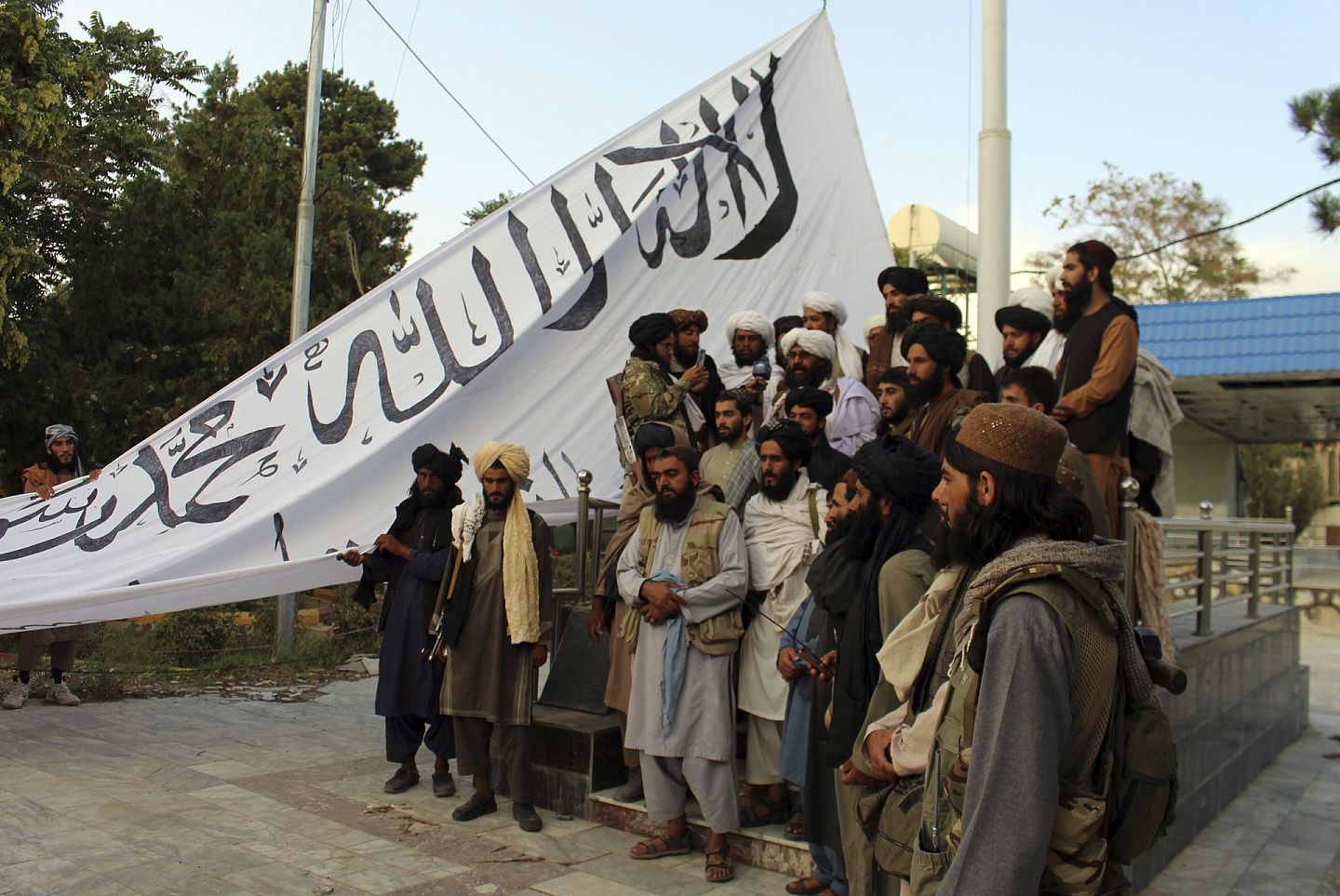 阿富汗塔利班使用的旗帜因为上书清真言，因此西方由此强调其原教旨主义的一面。但很少有人注意到，塔利班秉持的德奥班迪（Deobandi）学派思想，这一学派在巴基斯坦促成了民族团结，在阿富汗却变得死硬而执拗。（美联社）
