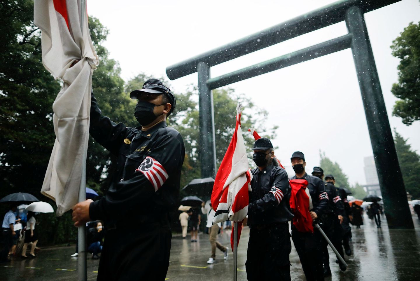 2021年8月15日，日本右翼团体成员在日本二战投降76周年纪念日参拜靖国神社。（Reuters）