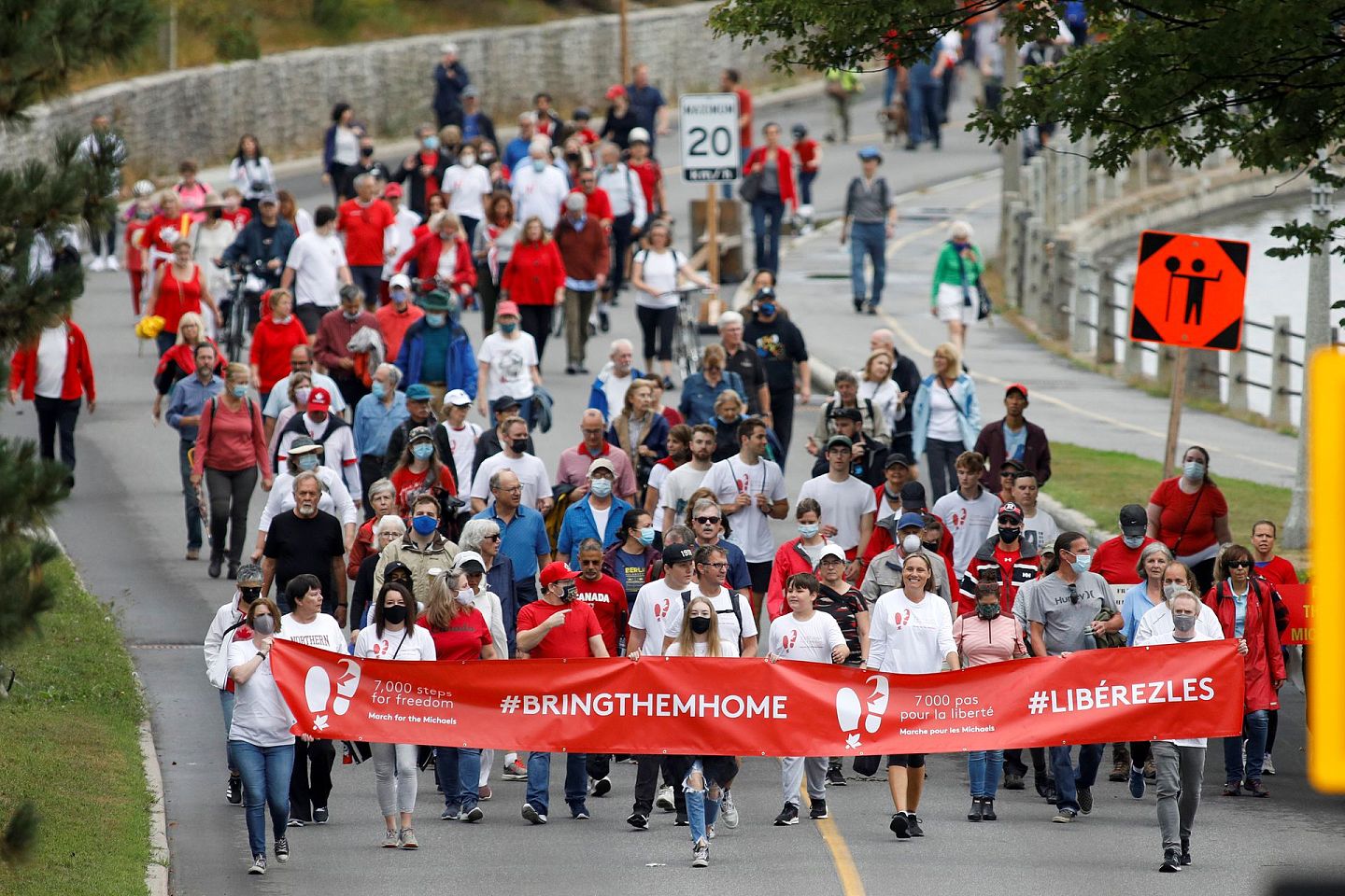 2021年9月5日，在加拿大安大略省渥太华，康明凯和斯帕弗的支持者举行游行，纪念加拿大人在中国被捕1,000天。（Reuters）