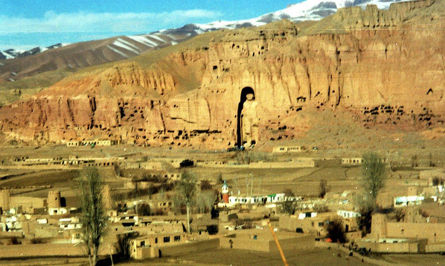1997年，阿富汗巴米扬大佛仍深藏在山谷中。（路透社）