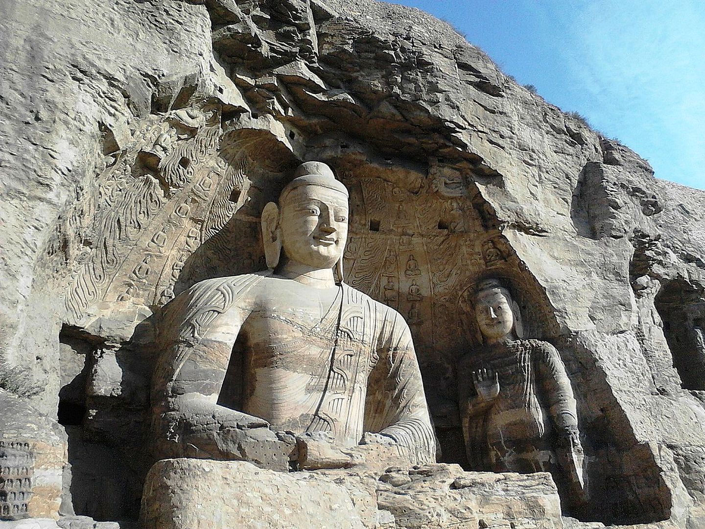 中国西域的佛教石窟艺术，以及中原的云岗、龙门、敦煌、麦积山等石窟寺的建造也可以说都不同程度地受到了犍陀罗艺术的影响。图为云冈石窟佛像。（维基百科公有领域）