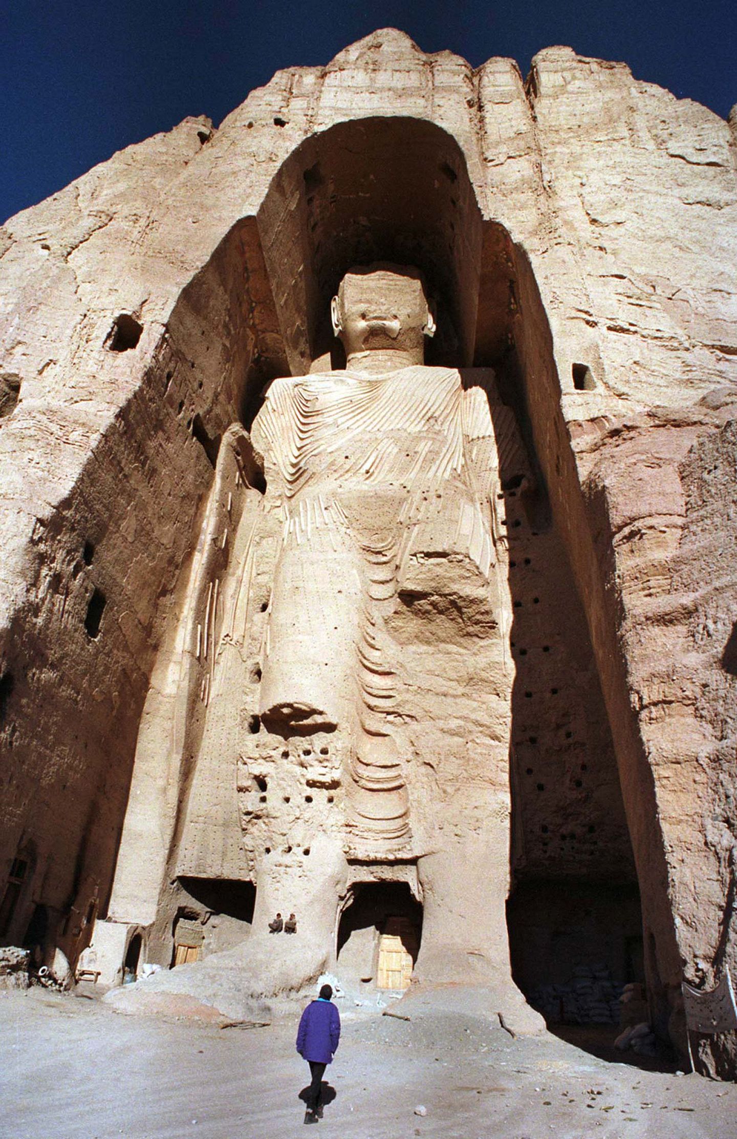 1997年12月18日，一名游客走过位于阿富汗巴米扬的佛像。（路透社）
