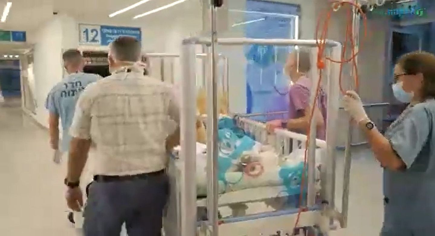医学专家商讨为连体婴进行分离的过程（FB@סורוקה- מרכז רפואי אוניברסיטאי）