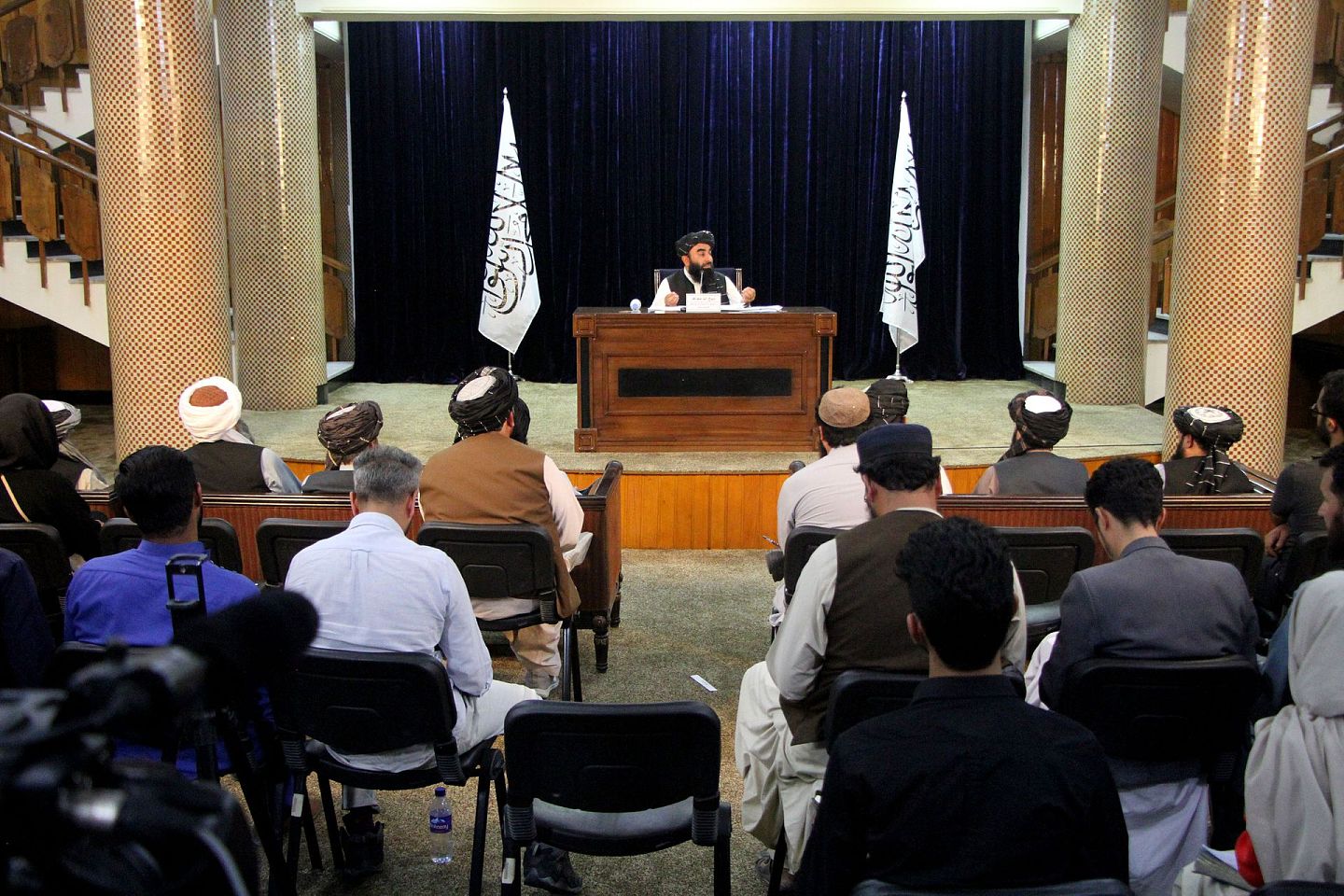 9月7日，阿富汗塔利班发言人穆贾希德在喀布尔出席记者会。穆贾希德在记者会上表示，塔利班决定组建临时政府，并公布了临时政府主要成员。（新华社）