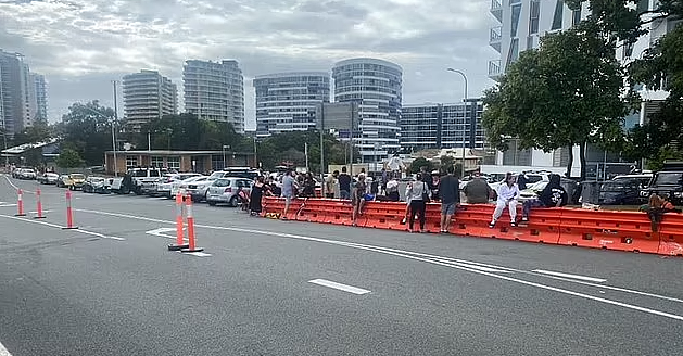 新昆边界现“路障长城”，当地民众跨坐畅聊，警方“视而不见”（视频/组图） - 2