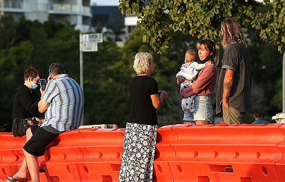 新昆边界现“路障长城”，当地民众跨坐畅聊，警方“视而不见”（视频/组图） - 3