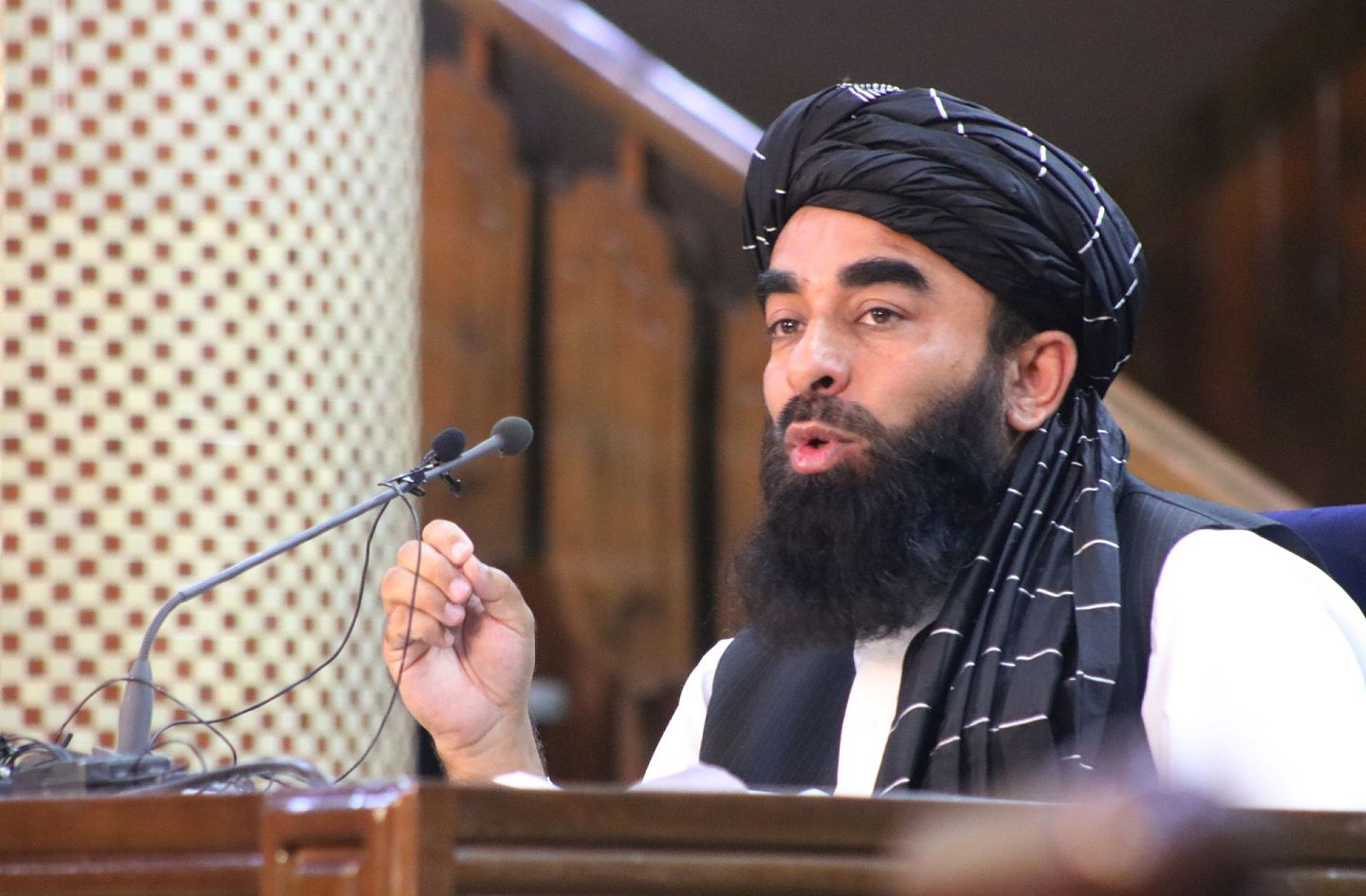 2021年9月6日，阿富汗塔利班发言人扎比乌拉·穆贾希德在喀布尔举行记者会。（新华社）