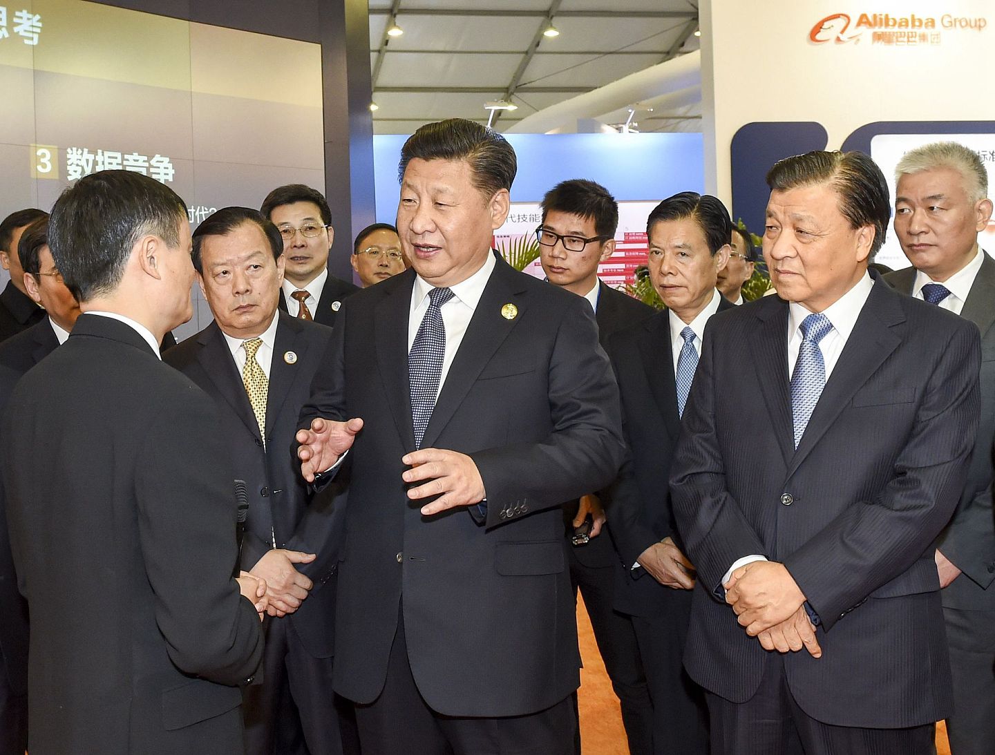 2015年12月16日，中国国家主席习近平在浙江省乌镇视察“互联网之光”博览会时，曾与马云有所交流。 （新华社）