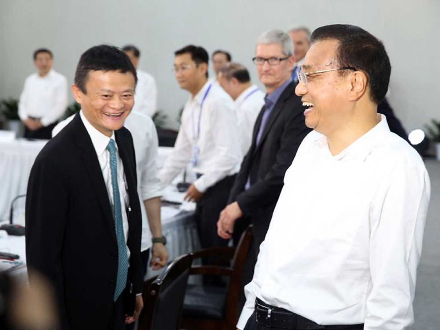 2016年10月12日，中国国务院总理李克强在深圳参加双创周活动时，与马云有所交流。（中国政府网）