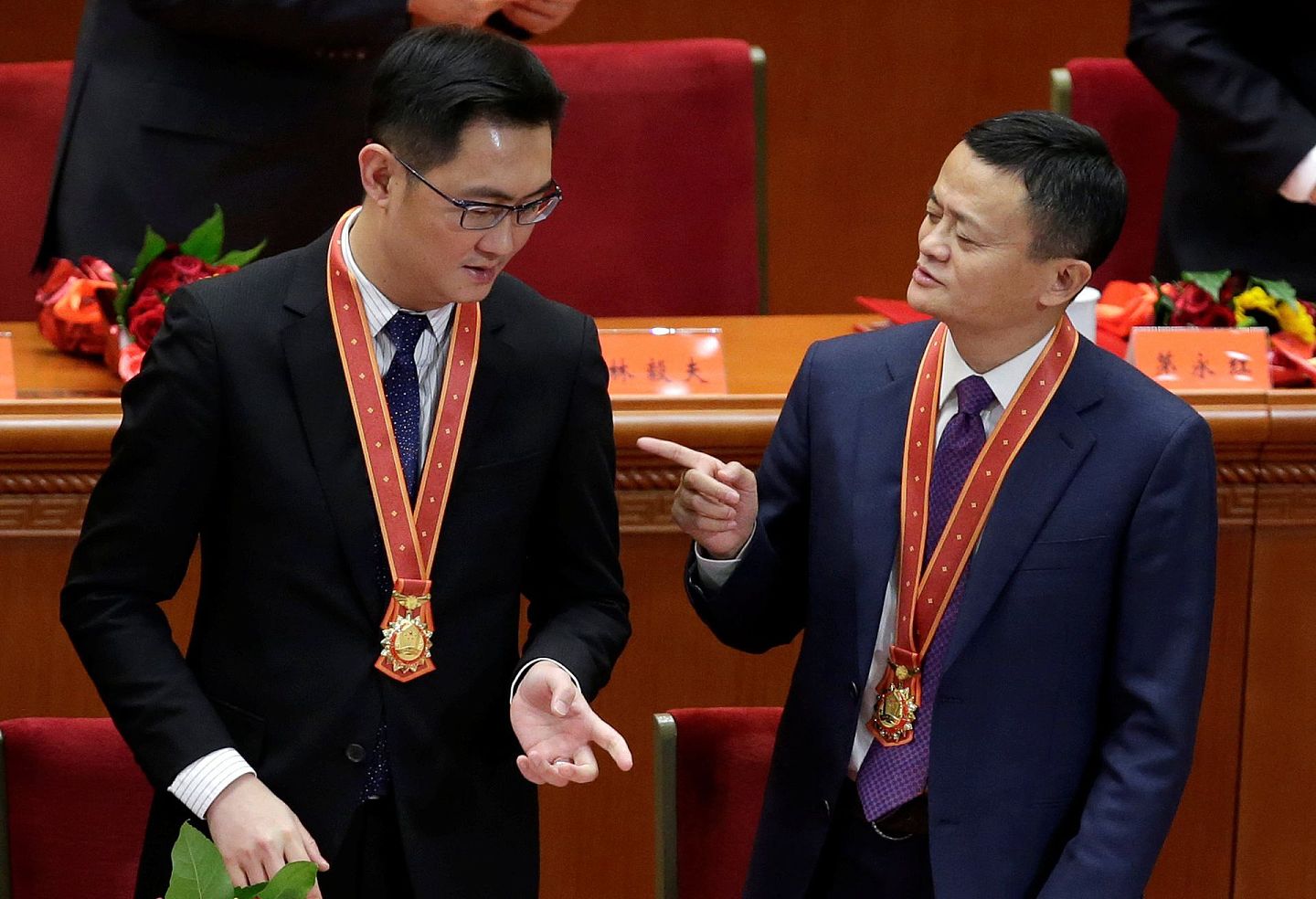 在商界取得成功的马云也在中国政界占有了一一席之地。图为2018年12月18日，人民大会堂举行庆祝改革开放40周年大会时，腾讯CEO马化腾（左）与马云（右）一度出席。 （VCG）