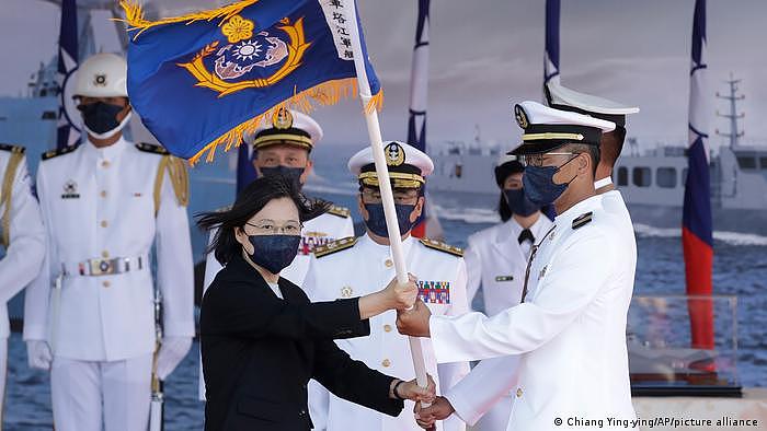 Taiwan das neue Kriegsschiff Ta Jiang liegt im Hafen von im Marinestützpunkt Suao