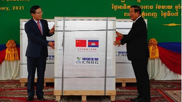 中国援柬首批新冠疫苗2月7日运抵柬埔寨首都金边，柬埔寨首相洪森前往迎接。