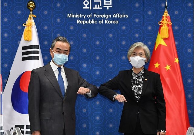 中国外交部长王毅在首尔会见韩国外长康京和