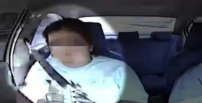 视频疯传！女乘客坐副驾驶左顾右盼，突然掏出刀猛捅的士司机...（视频/组图） - 5