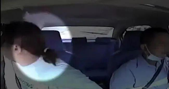 视频疯传！女乘客坐副驾驶左顾右盼，突然掏出刀猛捅的士司机...（视频/组图） - 6