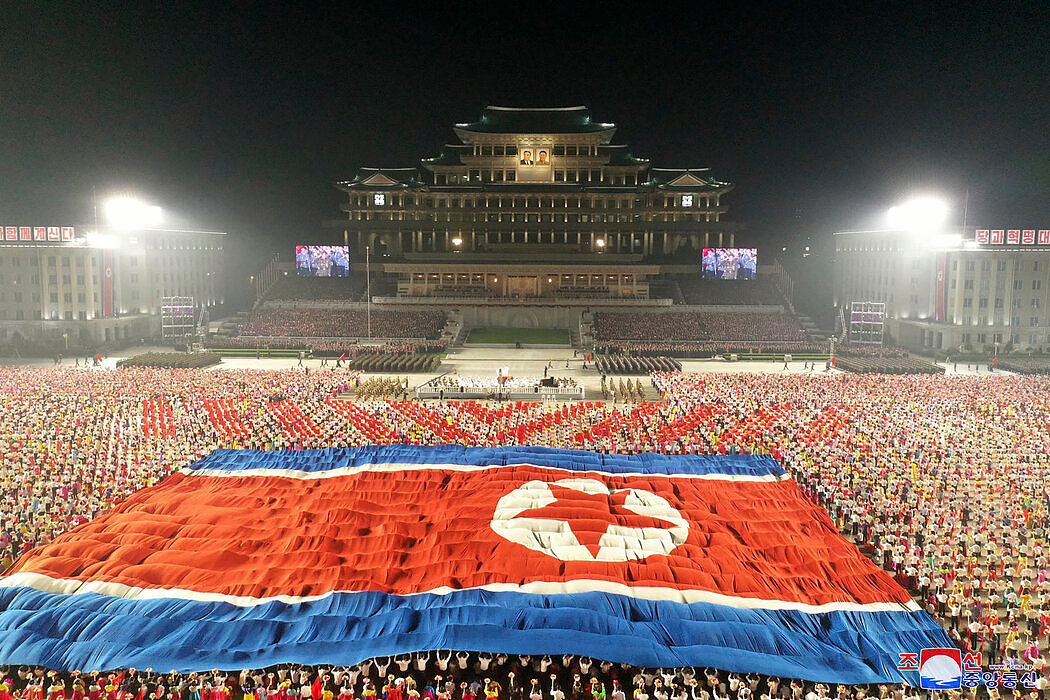 平壤金日成广场上飘扬的朝鲜国旗。