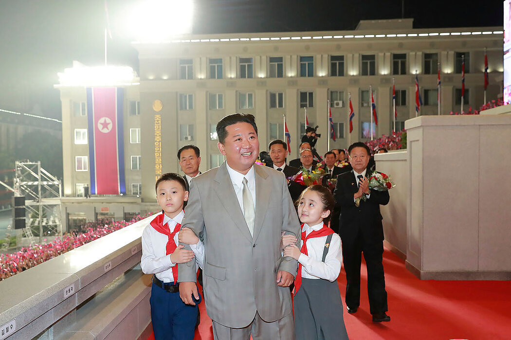 朝鲜领导人金正恩在周四的夜间庆祝活动中。
